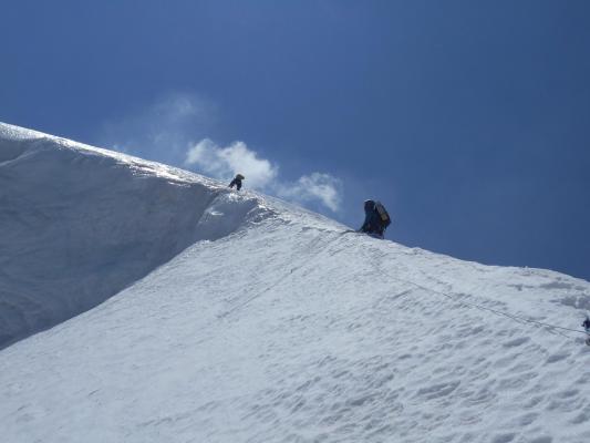 Alpinistul Horia Colibăşanu şi doi camarazi, surprinşi de o avalanşă pe Dhaulagiri, Himalaya. Au tăiat cortul pentru a se salva