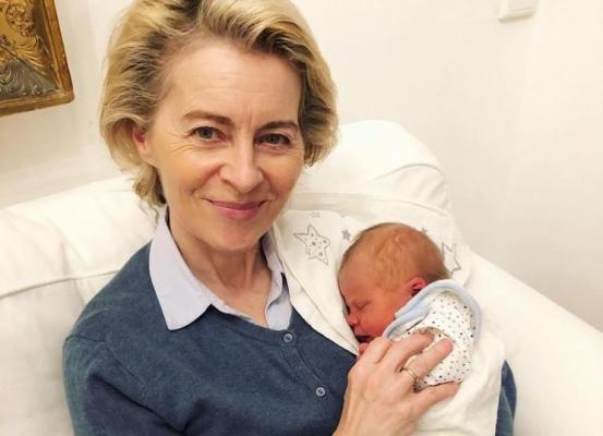 Ursula von der Leyen alături de primul său nepot