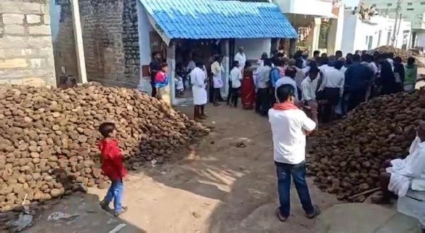 Disperarea a atins paroxismul, în India. Oamenii folosesc balega de vacă antidot pentru Covid, spre oroarea medicilor