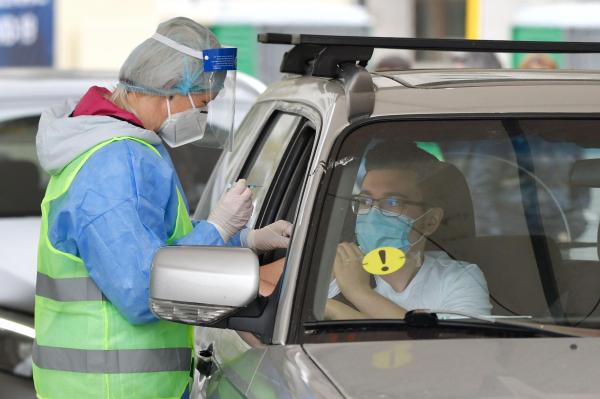 Bărbat vaccinat la primul centru de vaccinare de tip drive-through organizat de ASSMB in Piata Constitutiei