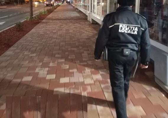 Un polițist local patrulează pe străzile din orașul Buzău