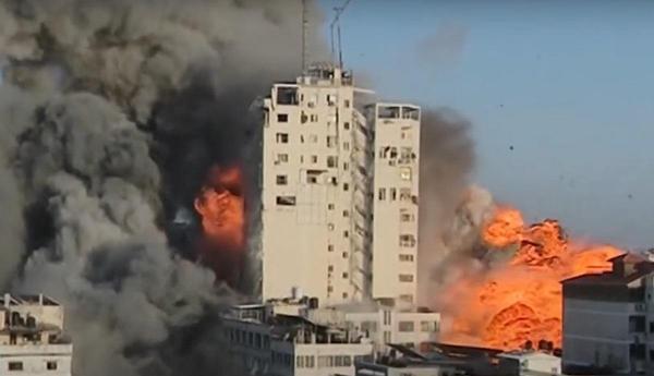 O clădire din Gaza se prăbuşeşte, lovită de rachete