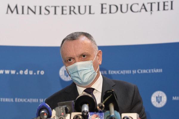 Ministrul Educaţiei a anunţat în ce condiţii dispare obligativitatea măştii de protecţie în curtea şcolii