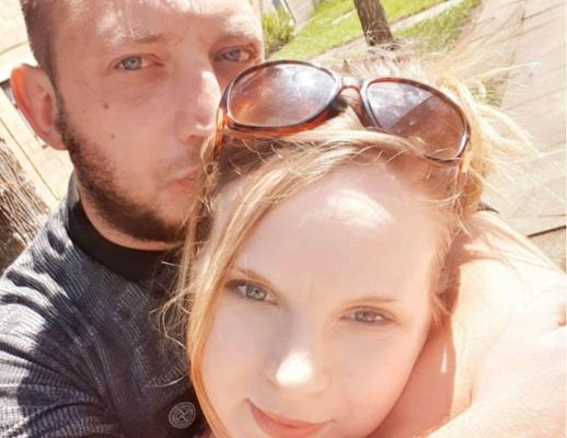 Morţi învăluite în mister: Doi tineri căsătoriţi, găsiţi fără viaţă în pat de către mama femeii, îngrijorată că perechea şi-a "uitat" fiul la şcoală, în Marea Britanie