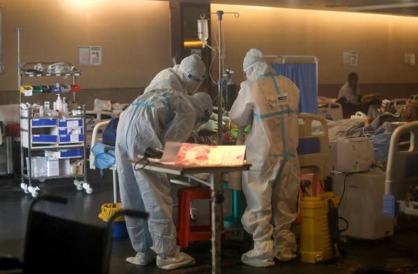 Medicii din India lucrează într-un spital Covid-19