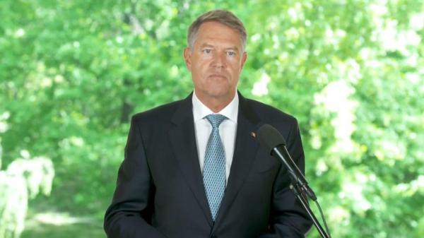 Klaus Iohannis face declarații de presă după ședința pe tema campaniei de vaccinare
