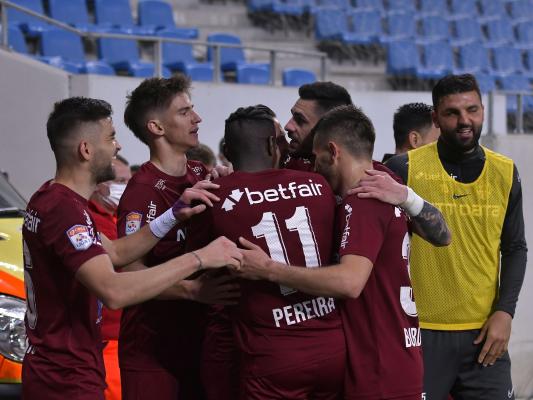 Bucurie între jucătorii echipei CFR Cluj