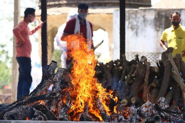 O femeie de 76 de ani din India, infectată cu Covid, s-a ”trezit din morți” chiar înainte de a fi incinerată