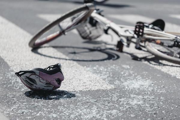 Accident de maşină; bicicletă căzută pe asfalt