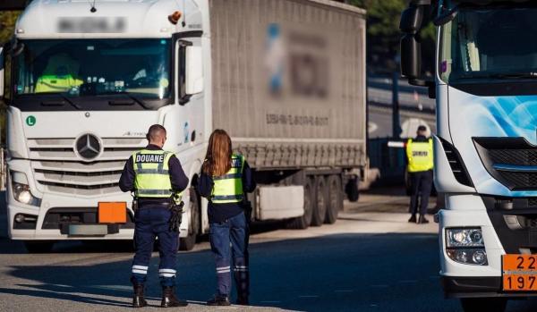 Șofer român de TIR, 5 ani de închisoare şi o amendă de 1,7 milioane de euro după ce a fost prins cu aproape o tonă de canabis în camion, în Franţa