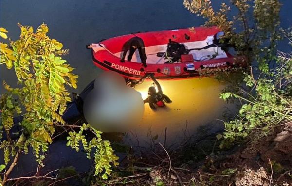 Un șofer băut a căzut cu mașina într-un lac, în Maramureș, pasagerul din dreapta s-a înecat