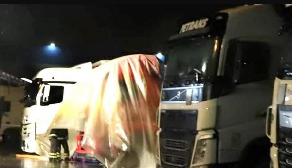 Șofer român de TIR, găsit mort în cabină, într-o parcare din Italia. Bărbatul avea răni înjunghiate pe corp