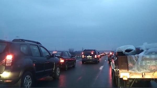 Un camion a făcut prăpăd pe autostrada A1 București-Pitești. A spulberat trei maşini pe banda de urgenţă, o persoană a murit
