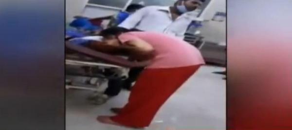 O fiică disperată îi face respirație gură la gură mamei bolnave de Covid într-un spital arhiplin din India. Femeia a murit