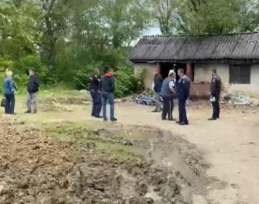Crimă într-o pălincie din Şomcuta Mare. Un bărbat a fost găsit înjunghiat cu două cuțite, în spate