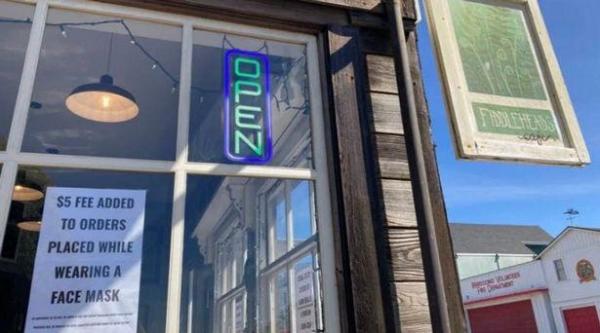 Anunțul pus la intrare în cafenea