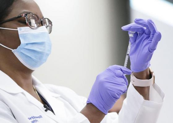 Primii angajați concediați pentru că au refuzat să se vaccineze: agenți vamali și asistente din Noua Zeelandă și SUA