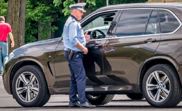 Un interlop drogat şi-a dat toată silinţa să mituiască un poliţist braşovean, mărind de 5 ori suma. Agentul şi-a păstrat onoarea