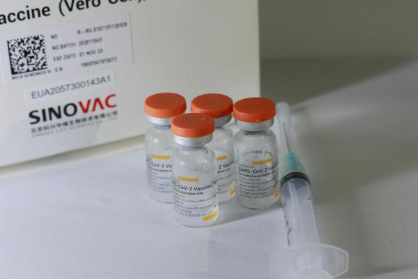 Flacoane de vaccin Sinovac cu seringă injectabilă pentru virusul Covid-19