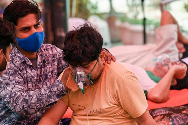 Dezastrul din India, provocat de o variantă "dublu mutantă" a coronavirusului. Numărul morţilor şi al infecţiilor bate record după record