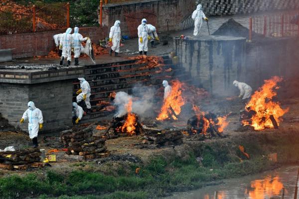 Victimele Covid, incinerate în Nepal