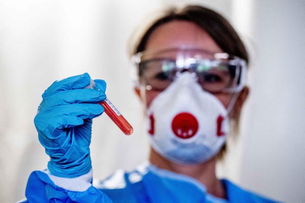 Testare coronavirus la un centru drive-thru