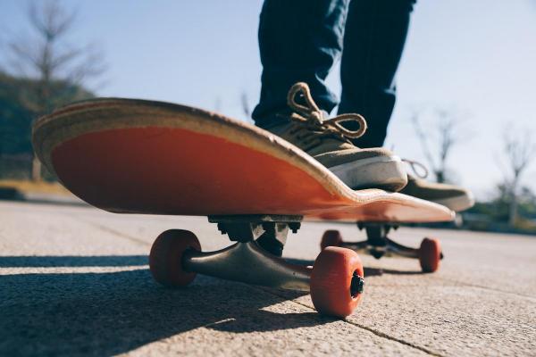 O adolescentă s-a stins din viaţă, după ce a fost bătută şi înjunghiată de 25 de ori, în timp ce mergea pe skateboard spre casă, în SUA
