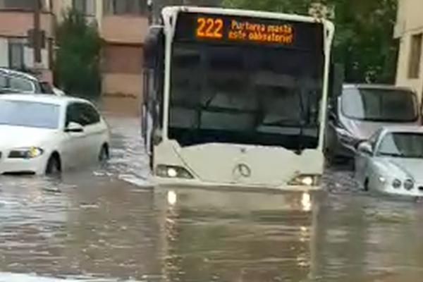 Cod portocaliu de vreme severă în Capitală. Bucureştenii au fost avertizaţi prin sistemul RO-ALERT: "Evitaţi deplasările"