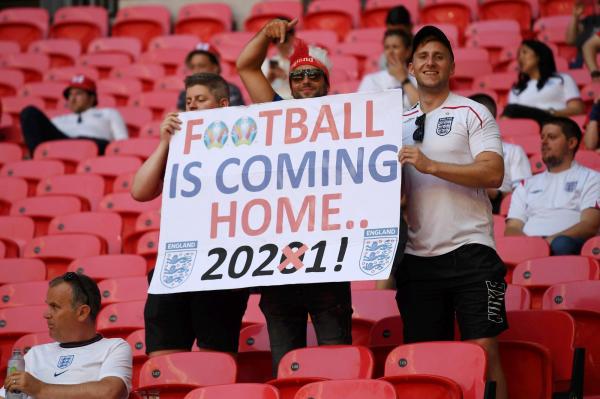 Fanii englezi la meciul cu Croația, afișând un banner