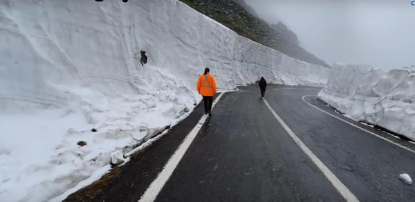 Drumarii se luptă cu nămeţii ca în mijlocul iernii: zăpadă de 7-8 metri pe Transfăgărăşan - VIDEO