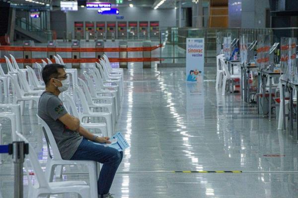 Bărbat care așteaptă să primească vaccinul Sinovac în timpul programului de vaccinare Covid19 din Thailanda