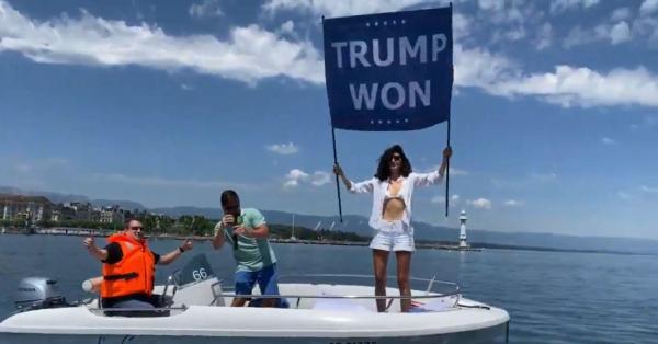 Noor bin Laden, într-o barcă ține un steag cu mesajul ”Trump a câștigat”