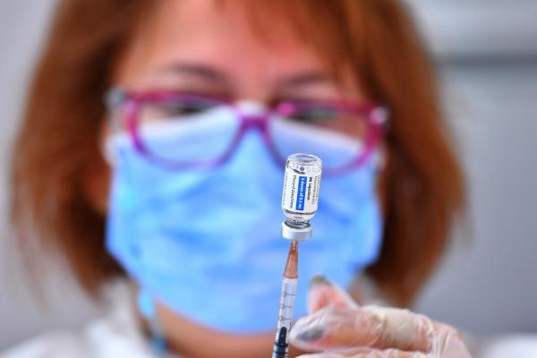 Un cadru medical pregătește o doză de vaccin la centrul de vaccinare amenajat în sala de sport a școlii din comuna Ișalnița, județul Dolj, sâmbătă 12 iunie 2021