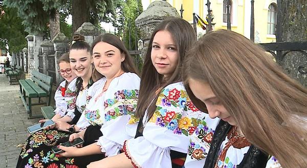 Rusaliile, motiv de mare sărbătoare la Hodac, în Mureş. Întreg satul s-a îmbrăcat în straie populare