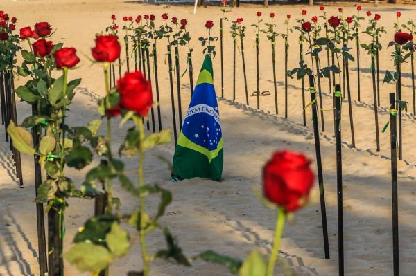 GALERIE FOTO Imagini spectaculoase în Brazilia: plaja Copacabana, acoperită cu trandafiri roşii în memoria victimelor Covid