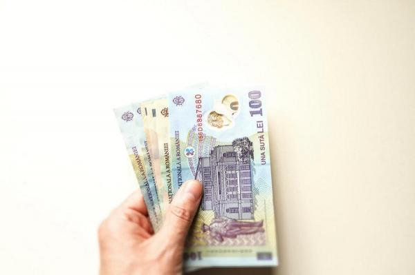 Comisarii de la Protecţia Consumatorilor Argeş ar fi luat mită de la şase afacerişti