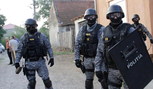 Trupele speciale au intervenit în Mioveni după ce un bărbat şi-a ameninţat familia. Agresorul a lovit scutul poliţiştilor cu toporul