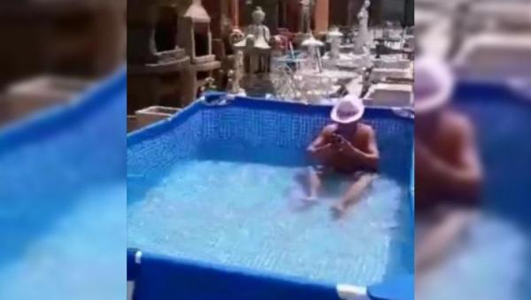 Un bărbat din Zalău a făcut baie în piscina aflată la vânzare, într-un magazin și s-a lăudat cu pozele pe rețelele sociale