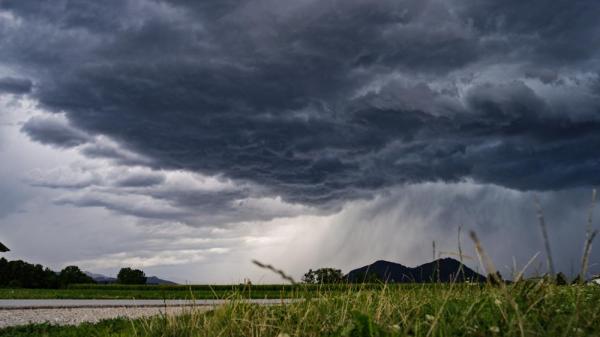 Alertă meteo: Cod galben de ploi, valabil până la ora 22.00, în estul ţării. Cod portocaliu de caniculă în vest