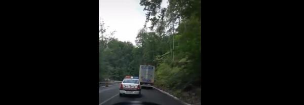 VIDEO Cum încălcă Poliţia două reguli de circulaţie în doar câteva secunde: "Aia e, tată! Hai!"