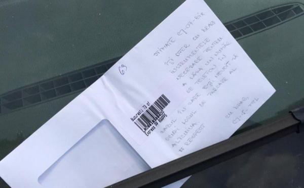 Un şofer din Cluj şi-a găsit ocupat locul de parcare şi a lăsat un creion şi un plic în geam. Cum a reacţionat celălalt şofer