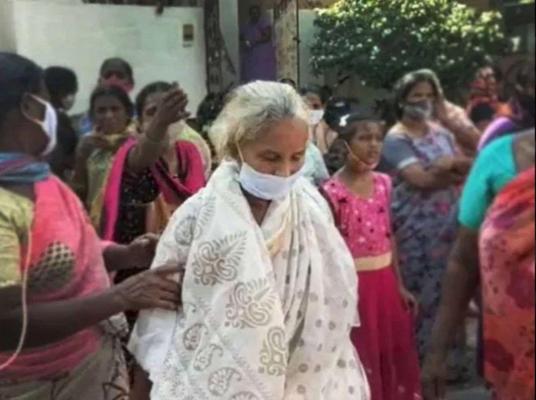 Momentul în care Muktyala Girijamma se intoarce acasă in India