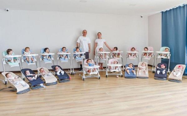 Familia Kristinei Öztürk, cu cei 20 de bebeluși și soțul ei, Galip Öztürk