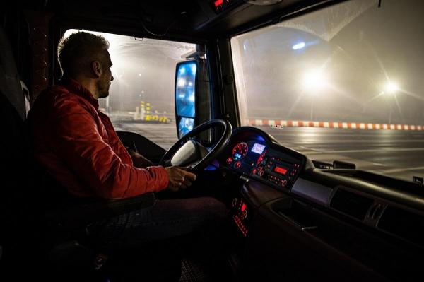 Șofer român de TIR atacat de hoți înarmați cu săbii, într-o parcare din Franța. Marian a salvat un coleg gazat în cabină