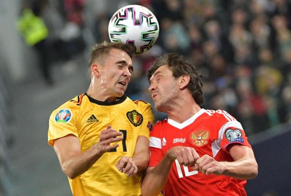 Duel între Timothy Castagne (Belgia, stânga) şi Yuri Zhirkov (Rusia, dreapta), în meciul disputat la Sankt Petersburg în preliminariile pentru EURO 2020