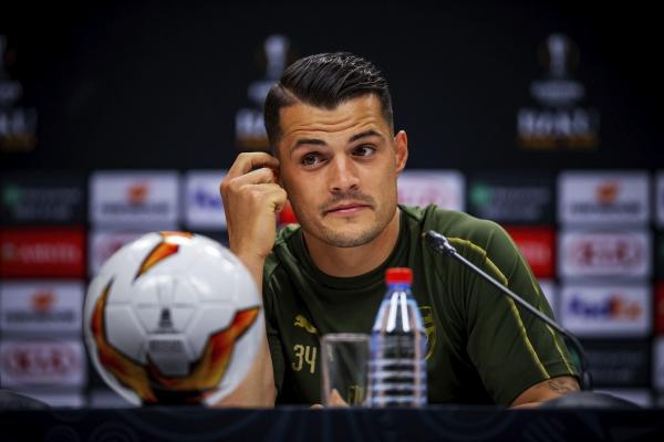 Granit Xhaka, în timpul unei conferințe de presă la Baku, în 2019
