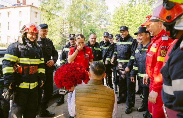VIDEO Aniversarea pe care nu o va uita niciodată. Cum a fost cerută în căsătorie o tănără, paramedic SMURD: iubitul a fost "victima"