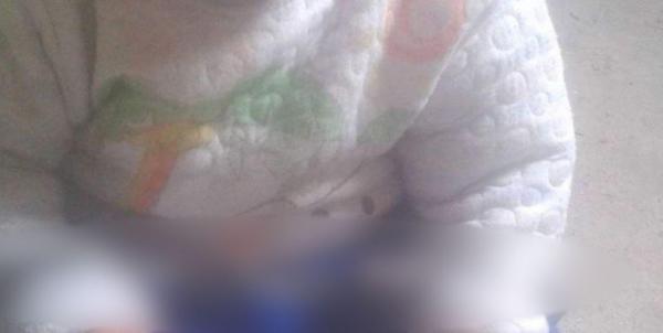 Poliția s-a autosesizat după apariția unor poze cu un copil încătușat de vrânceanul acuzat că și-a ucis iubita gravidă