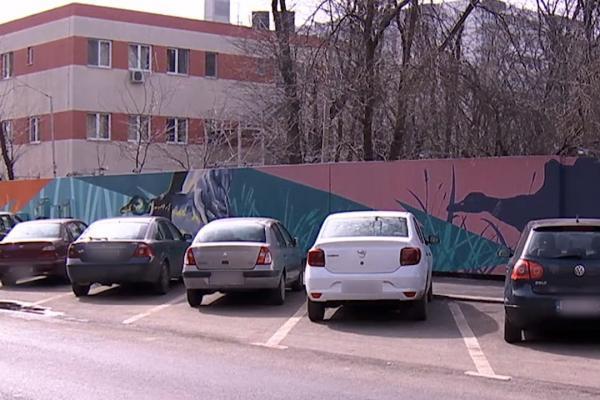 Un şofer din Alba Iulia s-a trezit cu maşina ridicată după ce locul de parcare a fost marcat pe sub autoturism