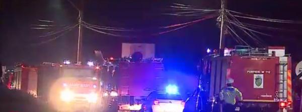 Un incendiu a izbucnit la acoperişul unui bloc din Câmpina. Un trăsnet a fost cauza - VIDEO